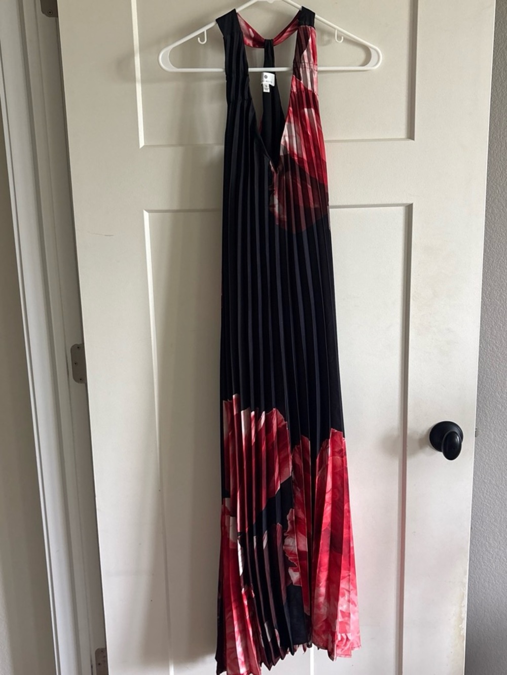 Socialite Black pleated Maxi Dress with Red Floral Print t-back semi formal